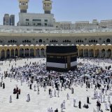 Les pèlerins ont commencé mercredi par accomplir le rite du "tawaf" qui consiste à tourner autour de la Kaaba, vers laquelle les musulmans du monde entier se tournent pour prier, située au coeur de la Grande mosquée. KEYSTONE/AP/Amr Nabil
